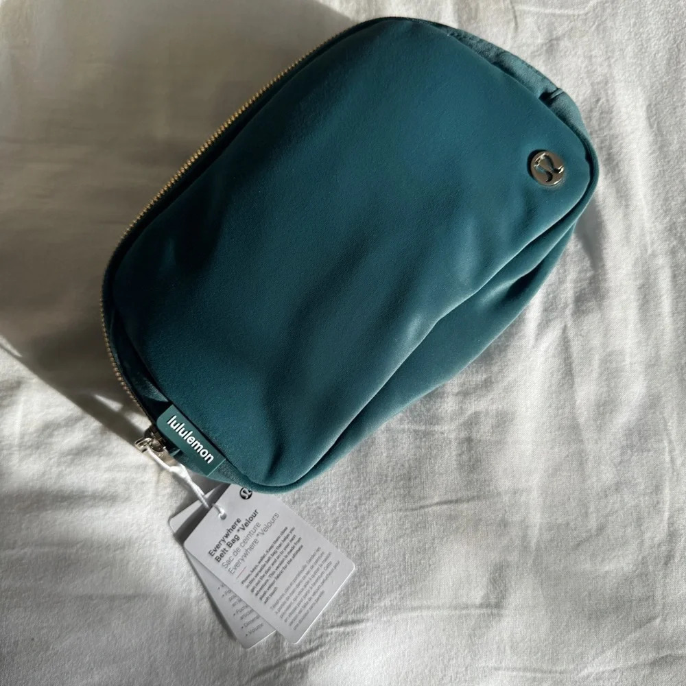 🆕 Lululemon Everywhere Belt Bag Velour Green Jasper Gold